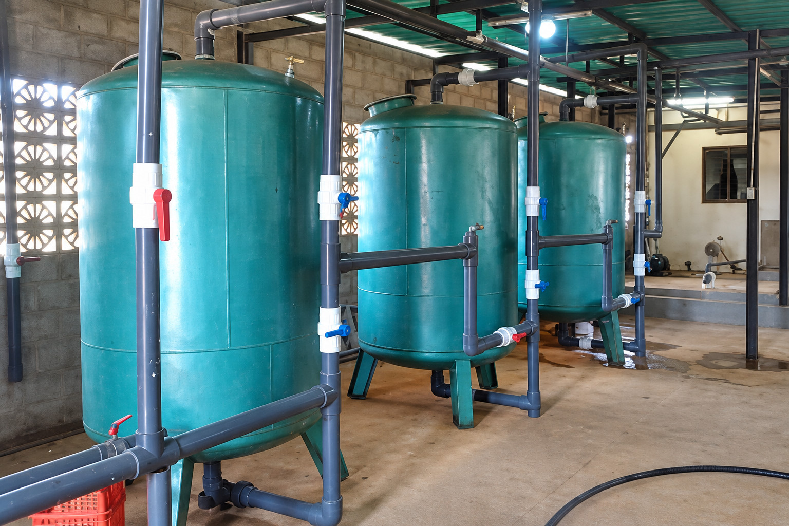 Tanques de filtración instalados en una sala de equipos. Imagen regenerada de referencia.