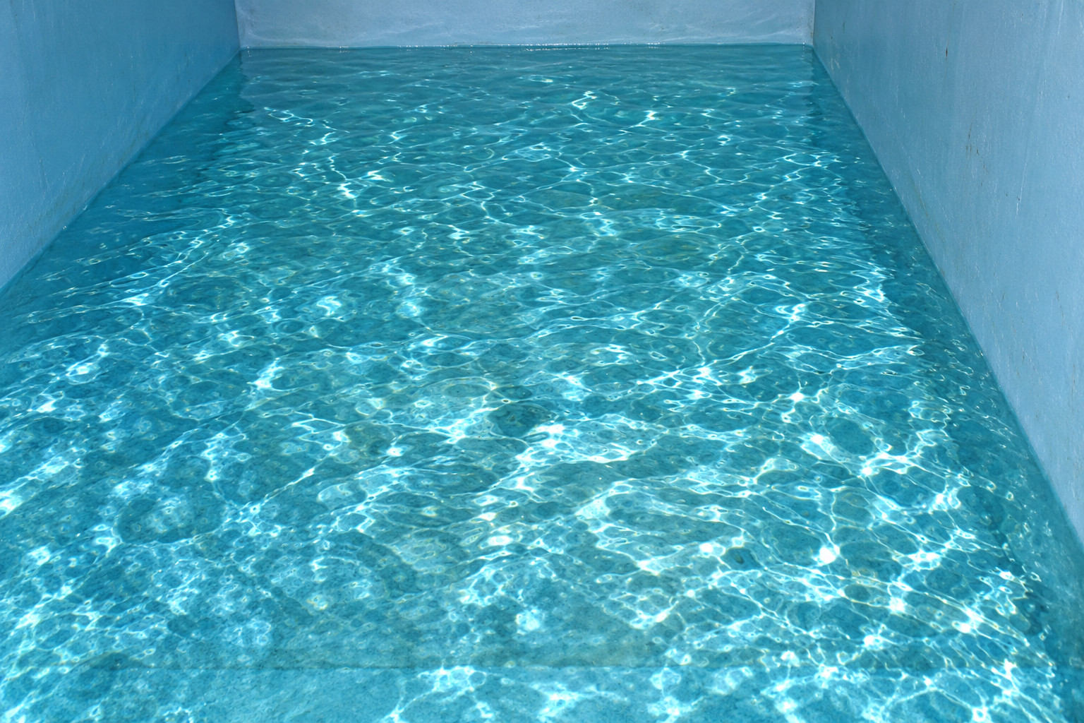 Agua en el interior de un tanque. Imagen regenerada de referencia.